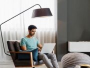 Lampade da terra sotto i 150 dollari che illuminano istantaneamente la tua casa