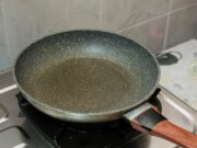 Vuoi una cena deliziosa? Non cucinare questi 5 alimenti nella padella antiaderente