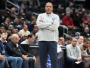 L’allenatore di Georgetown è stato sospeso per una partita per aver lanciato una bottiglia d’acqua