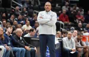 L’allenatore di Georgetown è stato sospeso per una partita per aver lanciato una bottiglia d’acqua