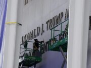 Il concerto della vigilia di Natale del Kennedy Middle è stato annullato dopo l’aggiunta del nome di Trump