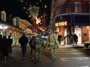 Le truppe della Guardia Nazionale pattugliano New Orleans a Capodanno un anno dopo l’attacco