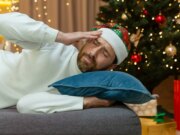 5 miti popolari sui postumi di una sbornia che non funzionano dopo le bevute natalizie, secondo gli esperti