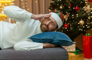 5 miti popolari sui postumi di una sbornia che non funzionano dopo le bevute natalizie, secondo gli esperti