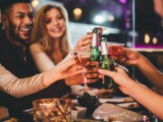 I medici rivelano perché l’alcol provoca “alcol” e come prevenirlo a Capodanno