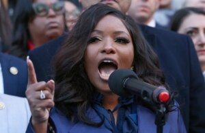 Crockett accusa l’amministrazione Trump di disonestà riguardo al numero degli incontri al confine