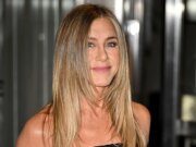 Jennifer Aniston offre una rara sbirciatina alle celebrazioni natalizie con il fidanzato Jim Curtis