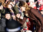 Kate Middleton è al centro della scena durante la passeggiata natalizia reale mentre Andrew è congelato