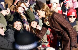 Kate Middleton è al centro della scena durante la passeggiata natalizia reale mentre Andrew è congelato