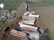 Un treno merci del Kentucky che trasporta zolfo fuso deraglia e perde sostanze chimiche pericolose nella contea di Todd