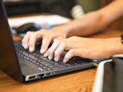 OpenAI inasprisce le regole sull’intelligenza artificiale per gli adolescenti, ma le preoccupazioni rimangono