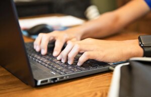 OpenAI inasprisce le regole sull’intelligenza artificiale per gli adolescenti, ma le preoccupazioni rimangono