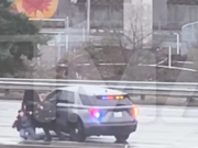 GUARDA: Il video mostra il sospetto che spinge un agente a terra prima di rubare un’auto di pattuglia il giorno di Natale