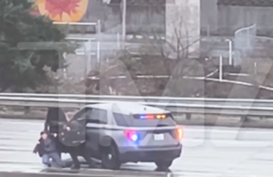 GUARDA: Il video mostra il sospetto che spinge un agente a terra prima di rubare un’auto di pattuglia il giorno di Natale