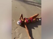 La star nation Megan Moroney pubblica foto di bikini natalizie dalla vacanza sulla spiaggia