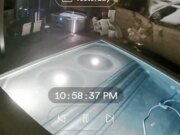 Un video selvaggio mostra un’auto in corsa che prende il volo e scaraventa il conducente nella piscina del cortile