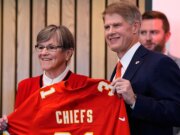 Il rappresentante dem fa esplodere il proprietario dei Chiefs dopo che la squadra ha annunciato il trasferimento del Kansas