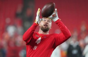 Travis Kelce ha resistito senza landing nella possibile ultima partita casalinga mentre i Broncos superavano di poco i Chiefs