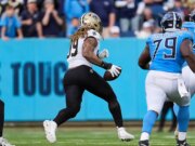 La stella dei Saints strappa la palla al debuttante QB dei Titans e segna un landing