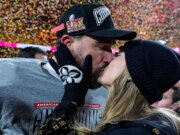 Taylor Swift si presenta per supportare Travis Kelce per la possibile partita finale casalinga