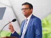 Il medico di origine indiana i cui piani per salvare vite umane sono stati vanificati dallo sventramento dell’USAID da parte di Trump