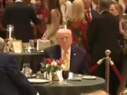 “Perché sono seduti così distanti?”: Trump fa il terzo incomodo con Melania e suo padre Viktor Knavs alla cena di Natale di Mar-a-Lago — Guarda