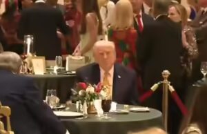 “Perché sono seduti così distanti?”: Trump fa il terzo incomodo con Melania e suo padre Viktor Knavs alla cena di Natale di Mar-a-Lago — Guarda