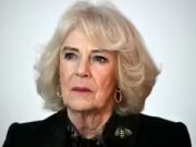 La regina Camilla rompe il silenzio: condivide il calvario dell’aggressione per evidenziare la violenza; sollecita un dialogo aperto