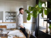 Bobby Berk ha visto molto, ma una sorpresa da $ 100.000 nel suo nuovo programma HGTV lo ha lasciato a bocca aperta