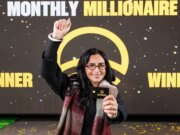 “Le bevande le offro io”: la vincita della lotteria di una mamma borghese inaugura il Capodanno con una straordinaria manna