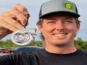 Lo YouTuber Cleetus McFarland diventa virale dopo aver regalato ai suoi dipendenti una mini jeep da 3.000 dollari per Natale