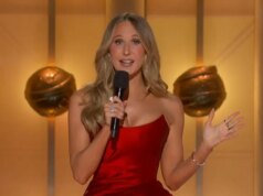 Nikki Glaser scatta foto a Bari Weiss e CBS Information nel monologo dei Golden Globes