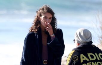Kaia Gerber fuma con gioia tra una ripresa e l’altra mentre Nepo Child ottiene l’ultimo ruolo da attore