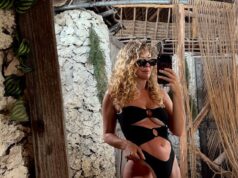 Lydia Brilliant mostra la sua incredibile figura in un vivace costume da bagno senza spalline mentre rivela di essere rimasta “bloccata” su un’isola africana per giorni