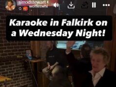 Sir Rod Stewart, 81 anni, è coinvolto in una sessione di karaoke in un pub scozzese durante una serata fuori con il figlio Alastair, 20 anni