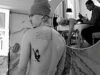 Romeo Beckham svela un nuovo tatuaggio con un angelo sulla schiena mentre la sua famiglia stringe i ranghi dopo la dichiarazione del fratello separato Brooklyn