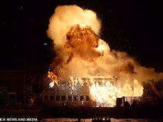 Il fiume Tamigi è illuminato da un’enorme esplosione mentre i servizi di emergenza sono pronti per un’elaborata acrobazia con la palla di fuoco per la nuova serie del programma televisivo di Man Ritchie MobLand