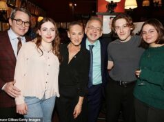 Sarah Jessica Parker fa la rara mossa di posare con tutti e tre i suoi figli e con il marito Matthew Broderick