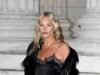 Kate Moss fa girare la testa con una gonna di pelle e una canotta di pizzo mentre Suki Waterhouse stupisce con un abito scollato sulla schiena alla sfilata di Saint Laurent alla settimana della moda di Parigi