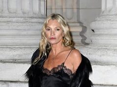 Kate Moss fa girare la testa con una gonna di pelle e una canotta di pizzo mentre Suki Waterhouse stupisce con un abito scollato sulla schiena alla sfilata di Saint Laurent alla settimana della moda di Parigi