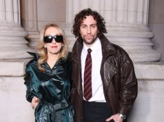 Aaron Taylor-Johnson, 35 anni, e la moglie Sam, 58 anni, sembrano accoglienti mentre escono per la sfilata della settimana della moda di Parigi di Saint Laurent
