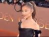 Ariana Grande stupisce con abito nero e coda alta