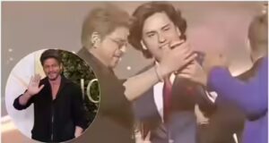 SRK porta through il telefono del fan durante il momento del selfie sul palco