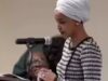 Sono un sopravvissuto: Ilhan Omar risponde dopo l’attacco con spray al municipio di Minneapolis