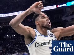 Giannis Antetokounmpo fischia i propri fan durante la triste sconfitta dei Bucks contro i Timberwolves