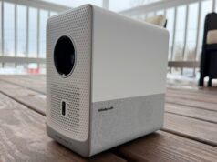 Ho scambiato la TV della mia digital camera da letto con un proiettore Roku da $ 180 e non tornerò indietro