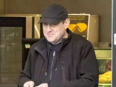 Peter Kay si mantiene locale poiché è stato avvistato a Bolton dopo un raro ritorno sotto i riflettori