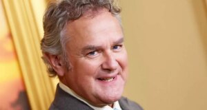 Hugh Bonneville di Downton Abbey parla del “nuovo capitolo” dopo aver subito molteplici tragedie familiari