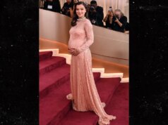 Hailee Steinfeld calca il primo tappeto rosso dopo la gravidanza Notizie ai Golden Globes