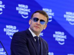 Guarda: Trump deride gli occhiali da sole di Macron nel discorso di Davos